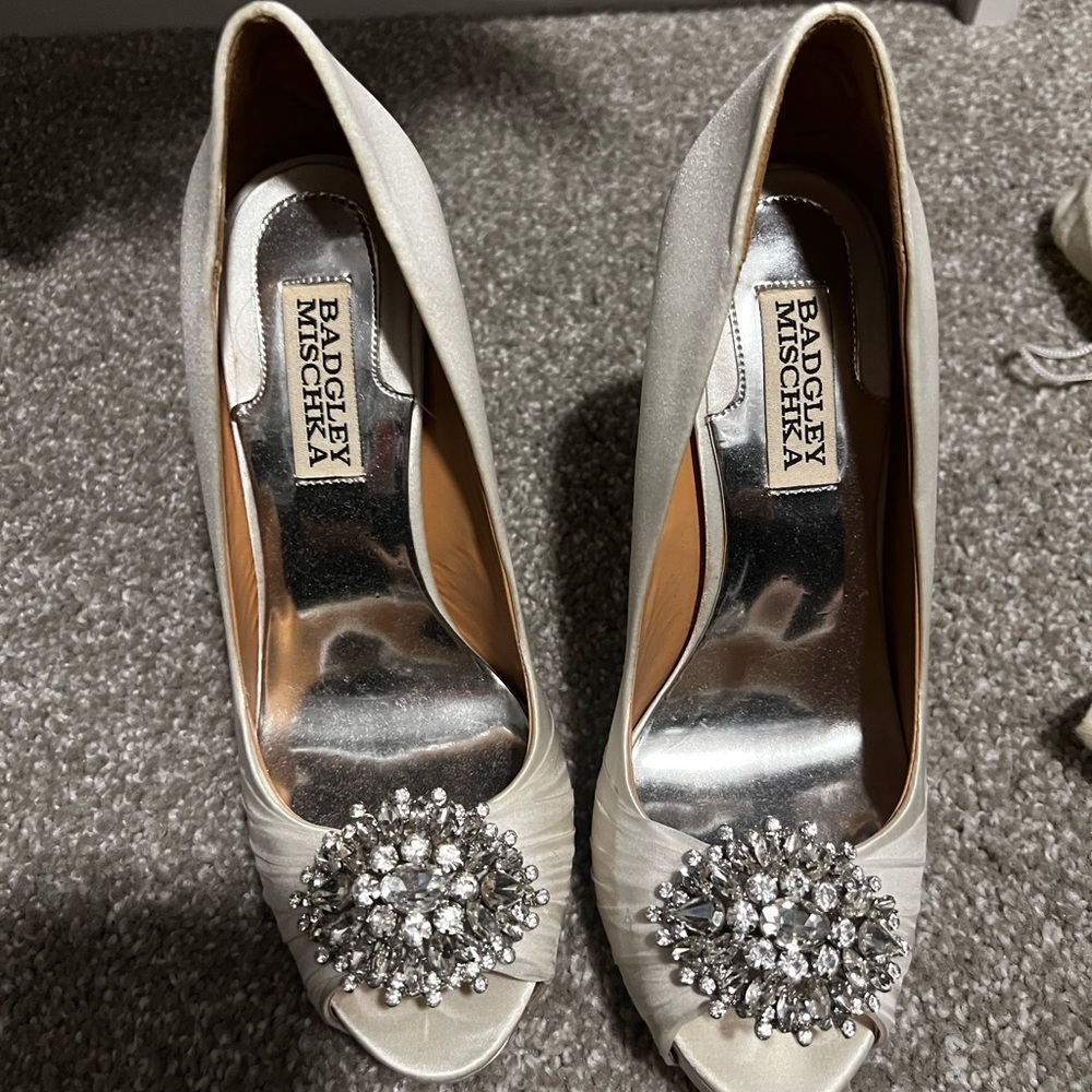 Badgley Mischka white satin bridal shoe size 6